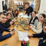 Единороссы организовали мастер-класс по изготовлению окопных свечей на западе Москвы
