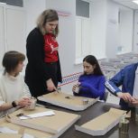Активисты «Единой России» и МГЕР приняли участие в мастер-классе по изготовлению окопных свечей