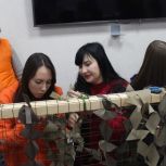 В Штабе общественной поддержки для донских волонтеров организовали мастер-класс по плетению маскировочных сетей