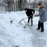 Единороссы в Москве и Ульяновской области помогают городским службам в уборке снега