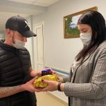 «Женское движение Единой России» передало сладкие подарки бойцам в Самарский госпиталь