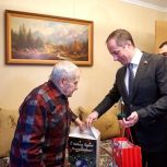Роман Терюшков поздравил ветерана Великой Отечественной войны с Новым годом и Рождеством