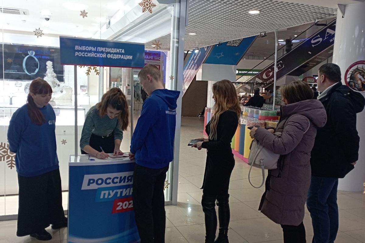 Новгородцы активно ставят подписи в поддержку Владимира Путина