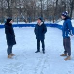 Партийный десант проконтролировал состояние хоккейных кортов на территории Ленинского района