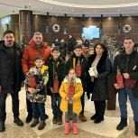 Столичная общественная приёмная «Единой России» организовала в Москве рождественские каникулы для многодетной семьи участника СВО из Севастополя