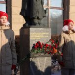 Омские единороссы возложили цветы к памятнику детям блокадного Ленинграда