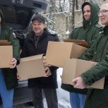 Военное снаряжение, конфеты, открытки, концерты: «Единая Россия» передаёт бойцам СВО новогодние подарки