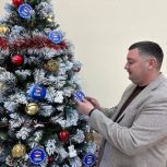 Депутаты передали детям подарки с рождественской «Ёлки желаний»
