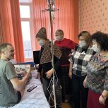 Участницы «Женского движения Единой России» привезли в военный госпиталь домашние угощения для участников СВО