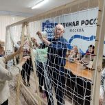 «Единая Россия» в Москве организовала мастер-классы по плетению маскировочных сетей и изготовлению блиндажных свечей