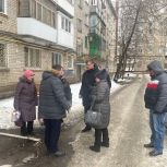 Роман Чуйченко обсудил с жителями многоквартирного дома в Энгельсе варианты решения коммунальных проблем
