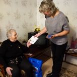 Партийцы навестили серпуховичку, пережившую блокаду Ленинграда
