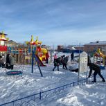 В Омской области активисты «Единой России» организовали уборку снега на детских площадках