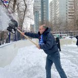 Московские единороссы помогают городским службам в уборке  снега  на  улицах