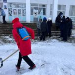 В Гулькевичском районе волонтеры «Единой России» помогли в расчистке улиц от снега