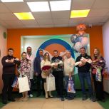 Единороссы поздравили с выпиской семьи с новорожденными