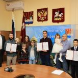 Партийцы вручили трем семьям в Дзержинском свидетельство на социальные выплаты на приобретение жилья