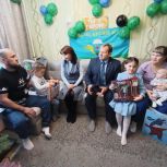 Единороссы продолжают исполнять новогодние желания юных жителей Омской области