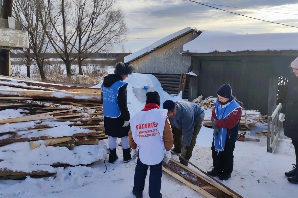 Кыштымские волонтеры продолжают оказывать помощь пенсионерам в обеспечении  дровами