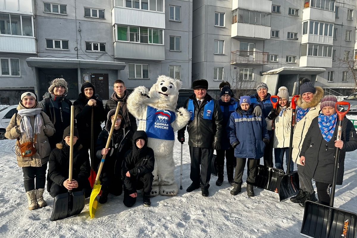 В Осинниках единороссы очистили двор от снега | 25.01.2024 | Кемерово -  БезФормата