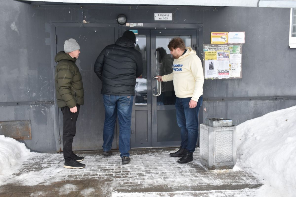 Активисты федерального партийного проекта "Жители МКД" в Республике Карелия в ходе мониторинга встретились с представителями Управляющей компании "Новый порядок", обслуживающей ЖК "Чистый город" в микрорайоне Древлянка