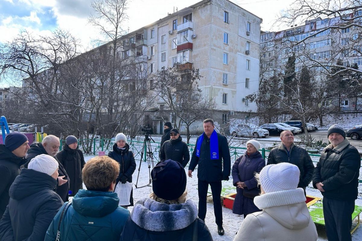 Вячеслав Камзолов обсудил с жителями улицы Истомина волнующие их вопросы