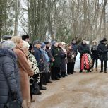 Сторонники «Единой России» Приморского района провели торжественно -  траурную церемонию возложения цветов к Поклонному Кресту