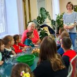 «Единая Россия» организовала в Тамбове мастер-класс по созданию новогодних игрушек для детей из социального приюта