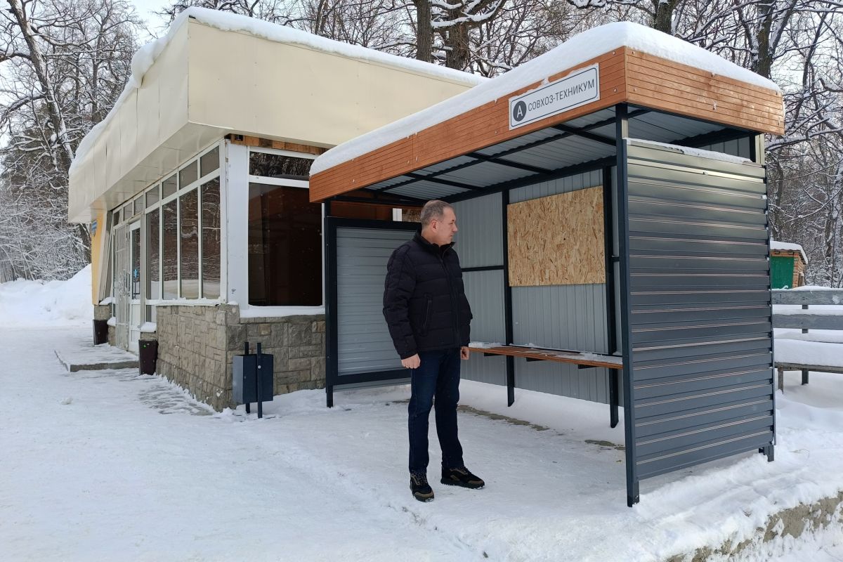 Денис Желиховский помог с установкой остановочного павильона на улице Совхоз-техникум
