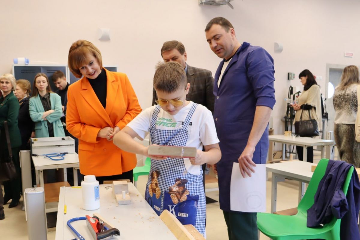 «Партийный десант» оценил работу одной из самых больших школ Самарской области и России