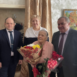 Депутат «Единой России» Елена Елисеева поздравила ветерана Великой Отечественной войны Лидию Гузееву с вековым юбилеем