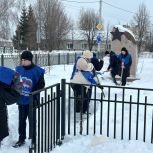 Активисты «Единой России» помогают расчистить от снега территории памятников и монументов, посвященных Великой Отечественной войне