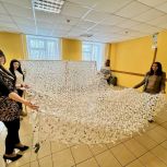 Галина Солодун приняла участие в мастер-классе по плетению маскировочных сетей для защитников Отечества