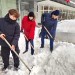 В Москве активисты «Единой России» вышли на уборку дворов после снегопада