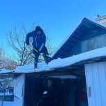 «Снежный десант»: «Единая Россия» помогает пожилым людям в расчистке дворов