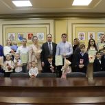 Ступинские партийцы поздравили молодые семьи с вручением свидетельств о праве на получение социальной выплаты
