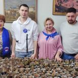 Единороссы организовали в Десеновском мастер-класс по изготовлению блиндажных свечей