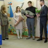 Активисты местного отделения партии поздравили семью малыша, родившегося первым в этом году в Кстове