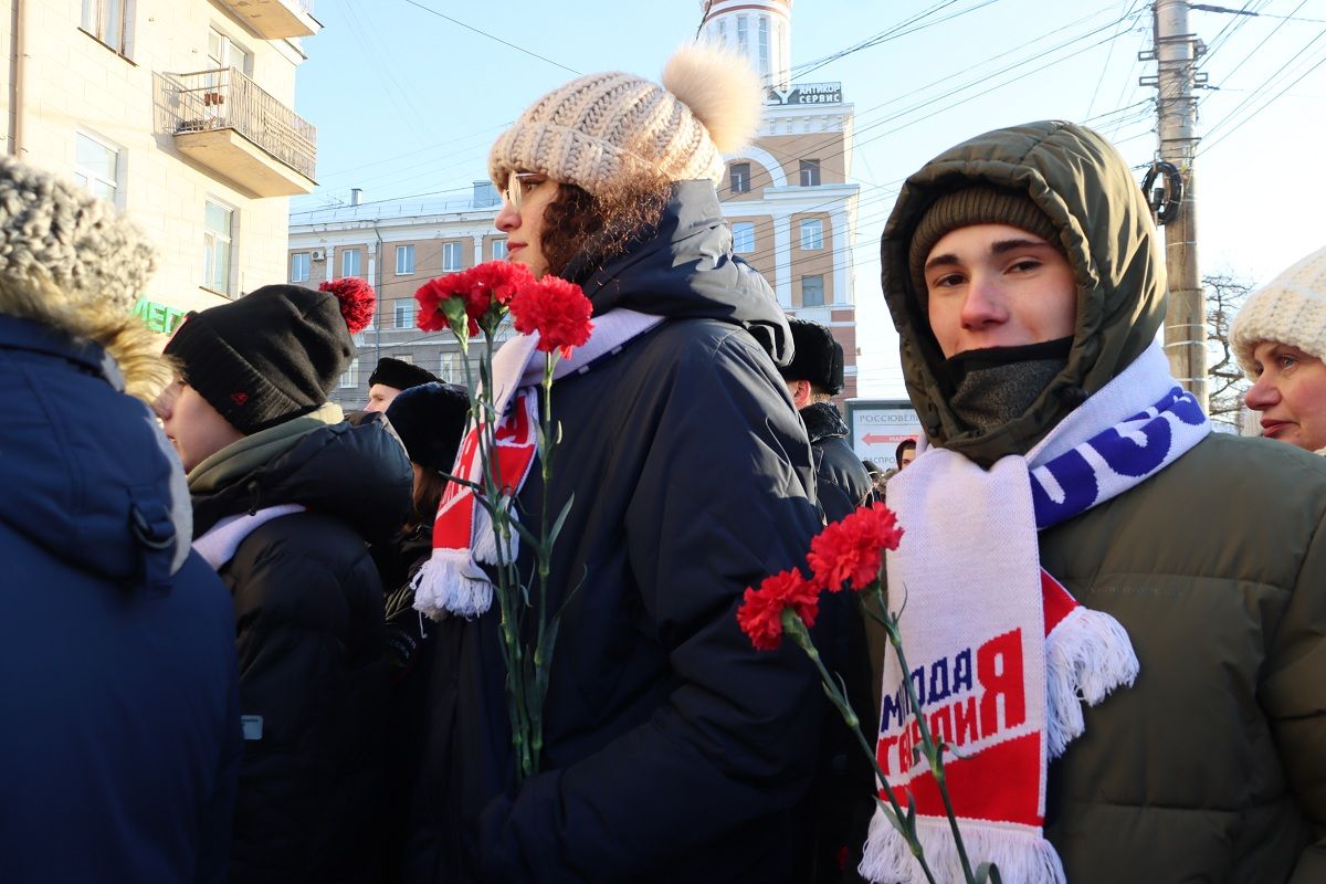 Омские единороссы возложили цветы к памятнику детям блокадного Ленинграда