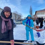 «Единая Россия» организовала уборку снега на детских площадках Называевска
