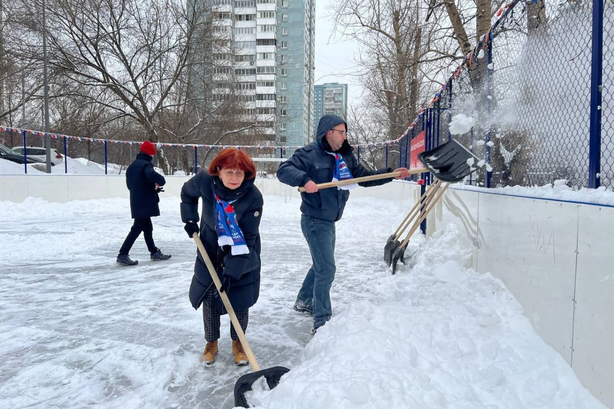 Московские единороссы помогают городским службам в уборке снега на улицах