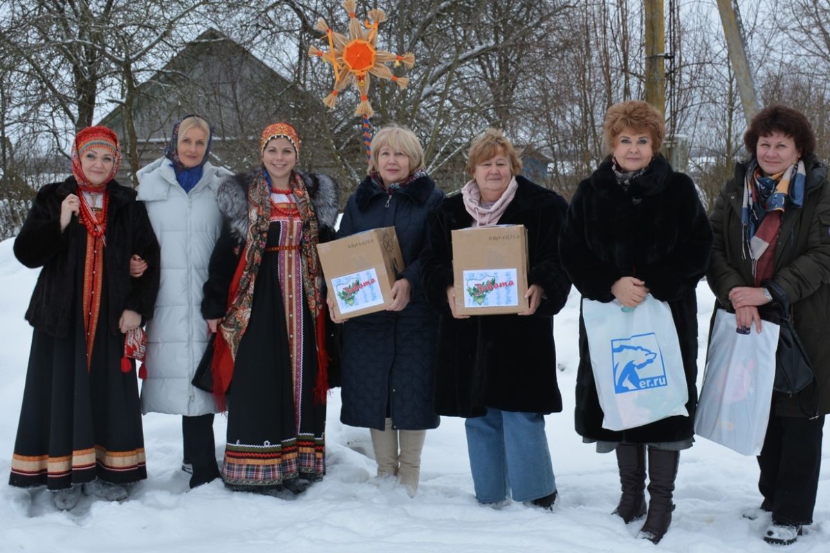 Смоленские рождественские гуляния прошли в деревне Шестаково под Кардымовом. Активисты акции «Единой России» «Забота» навестили жителей