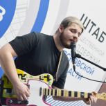 В Штабе общественной поддержки состоялся квартирник с участием солиста кавер-группы «Mary Moon» Богданом Скородумовым