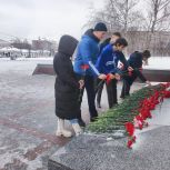 В День снятия блокады Ленинграда активисты возложили цветы на Смоленском захоронении