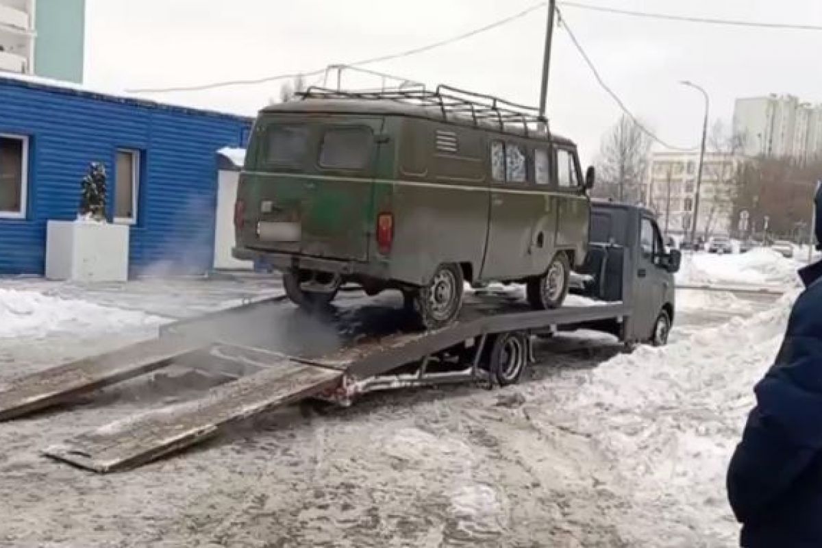 Председатель столичного парламента и жители Южного Медведкова передали на  фронт УАЗ