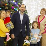 Депутат Госдумы Александр Мажуга организовал новогоднюю елку для детей из многодетных семей и семей мобилизованных москвичей