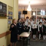 В школе Санкт-Петербурга при поддержке «Единой России» установили Парту Героя в честь военного подводника