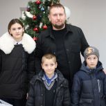 Денис Мирошниченко исполнил мечты четырех юных жителей ЛНР в рамках акции «Елка желаний»