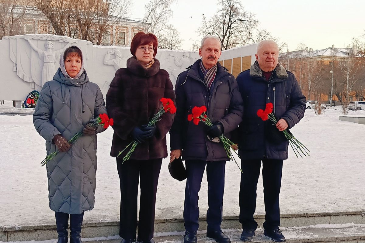 В Ленинском районе Челябинска возложили цветы в память о блокаде Ленинграда