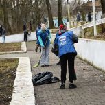 «Единая Россия» провела субботник на территории братского захоронения советских военнопленных в Смоленске